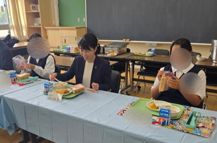 写真：初雁中学校給食の様子