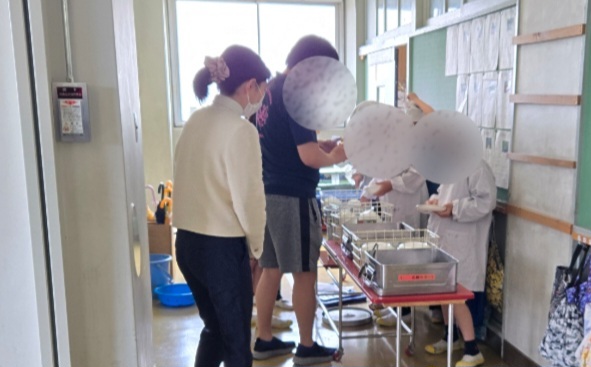写真：初雁中学校給食配膳の様子