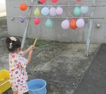 水鉄砲で遊ぶ様子の写真