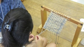 アンギン織りを体験する様子の写真