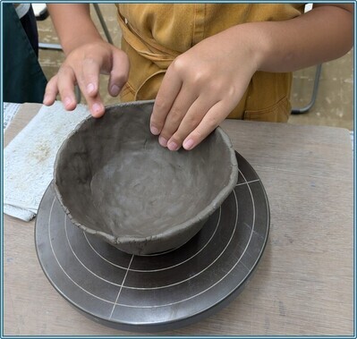 令和7年度に開催した陶芸教室で、小学生が作陶している写真