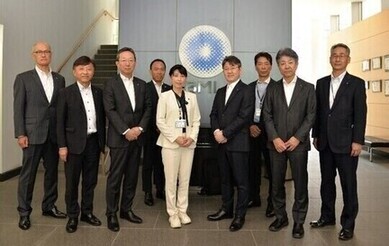 玄関前で撮影した集合写真