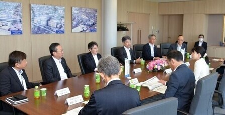 近藤代表取締役社長ほか執行役員の皆様と市長が対談している様子の写真