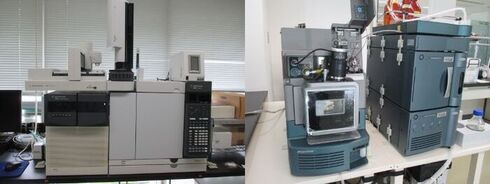 食品の理化学検査に使用する分析機器の写真