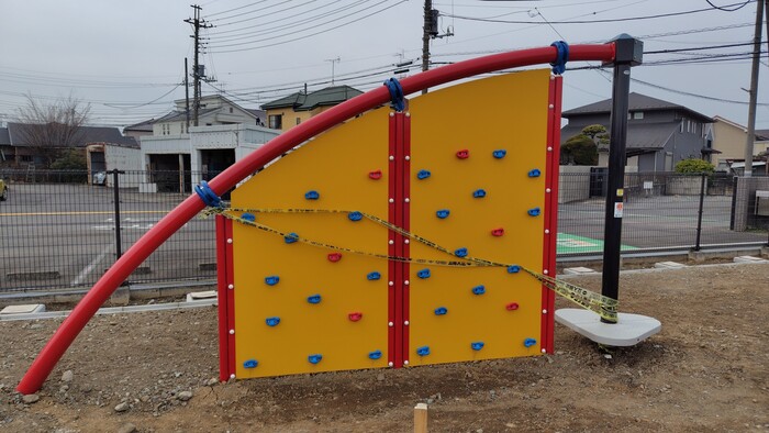 令和8年3月の工事写真。ボルダリング遊具。