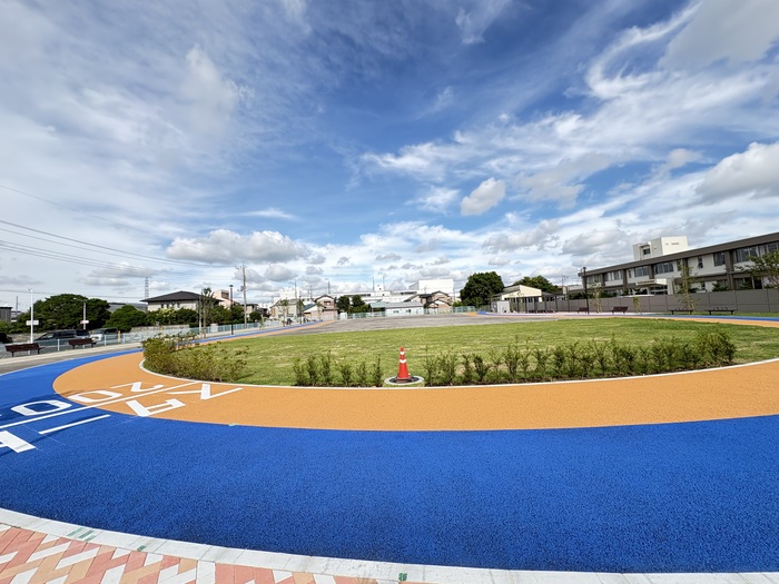 広場内の200メートルトラックの写真