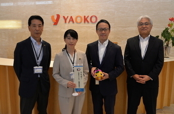 本社ロビーで撮影した集合写真