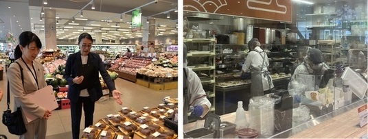 新井担当部長から商品の説明を受ける市長の写真（左）とオープンキッチン内でのお惣菜製造風景の写真（右）