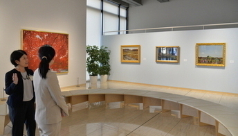 本社1階ロビーで職員の方から説明を受ける市長の写真