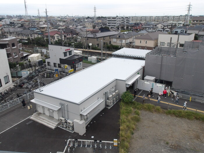 令和8年10月撮影写真その2 南口側で自由通路の外部に足場幕が張られています。