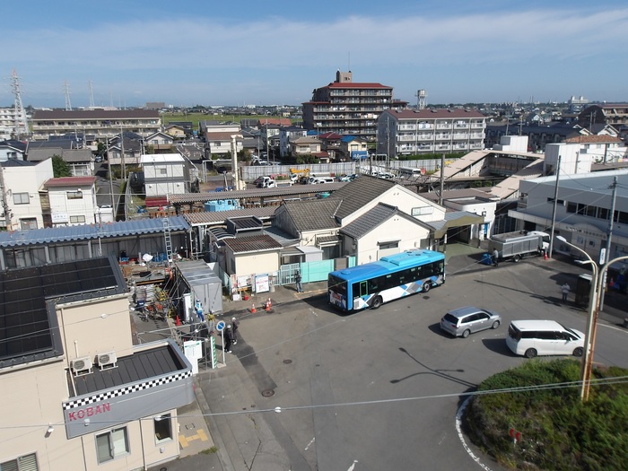 令和7年10月撮影写真その1 現駅舎や南口広場に大きな変化なし