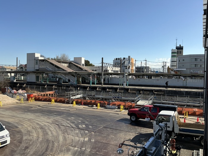 令和8年3月撮影写真その3　自由通路の基礎工事を継続中