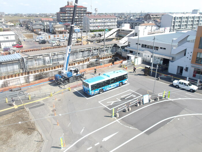 令和8年4月撮影写真その1　自由通路の基礎工事を継続中