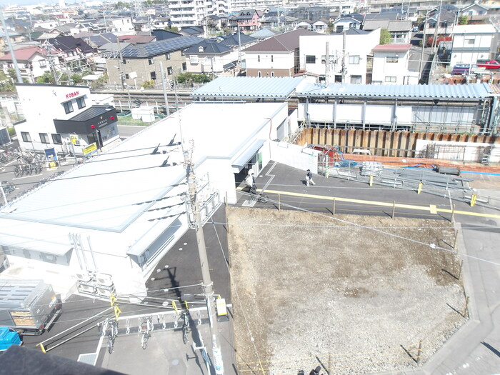 令和8年4月撮影写真その3　自由通路の基礎工事を継続中