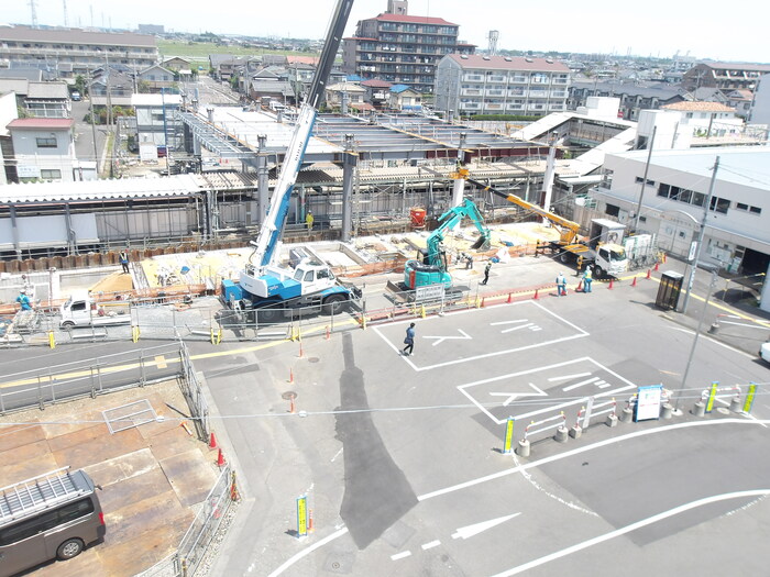 令和8年6月撮影写真その1　南口側で自由通路等の鉄骨建方が始まりました