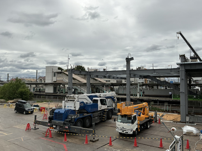 令和8年6月撮影写真その3 北口側で自由通路等の鉄骨建方が始まりました