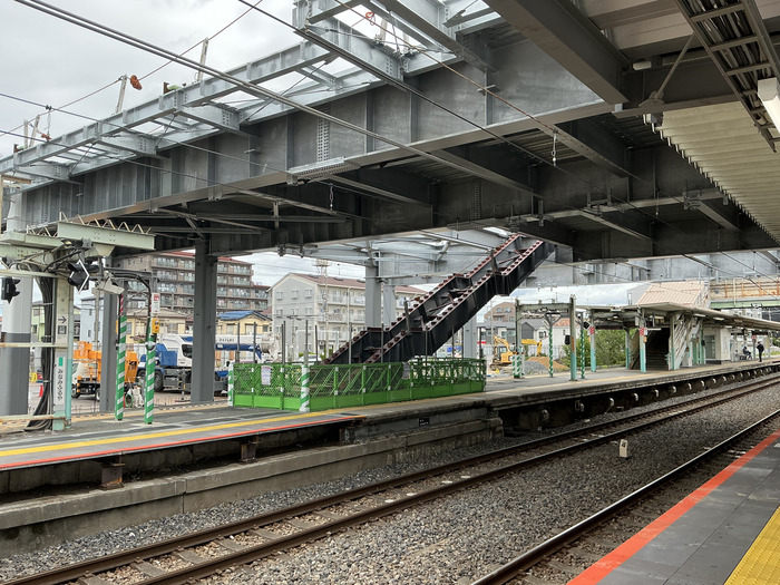 令和8年6月撮影写真その4　鉄骨建方およびデッキプレート取付状況