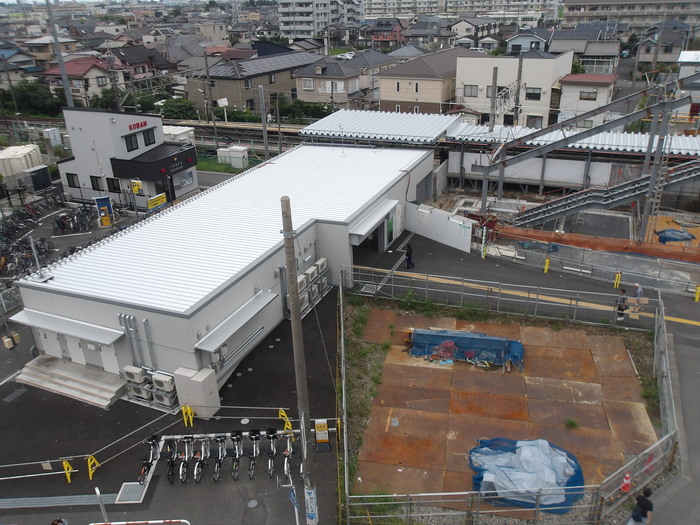令和8年7月撮影写真その2　先月に引き続き南口側で自由通路等の鉄骨建方を進めています。