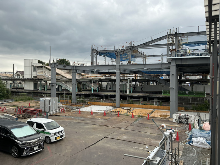 令和8年7月撮影写真その3　先月に引き続き北口側で自由通路等の鉄骨建方を進めています。