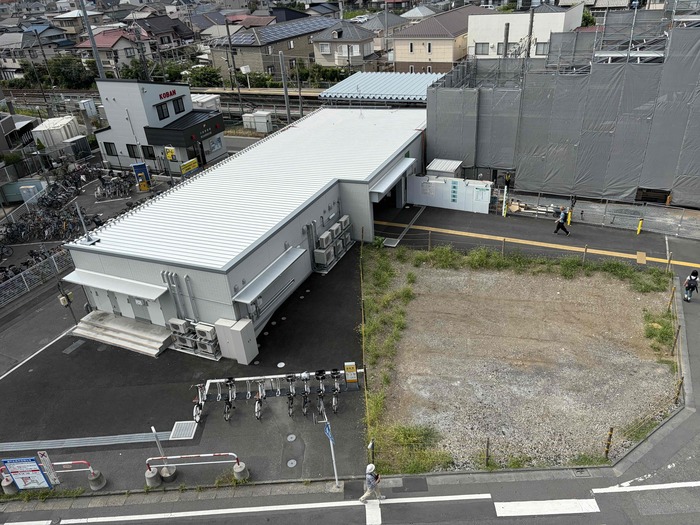 令和8年8月撮影写真その2 南口側で自由通路の外部に足場が組まれています。