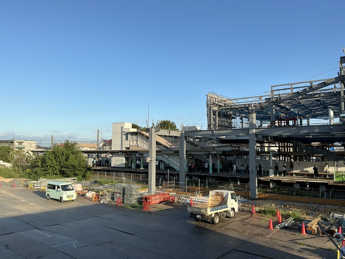 令和8年8月撮影写真その3 北口側で鉄骨建て方が進められています。