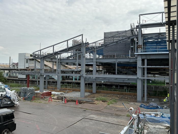 令和8年9月撮影写真その3 北口側で屋根工事が進められています。