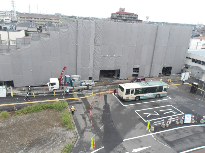 令和8年9月撮影写真その1 南口側で自由通路の外部に足場幕が張られています。