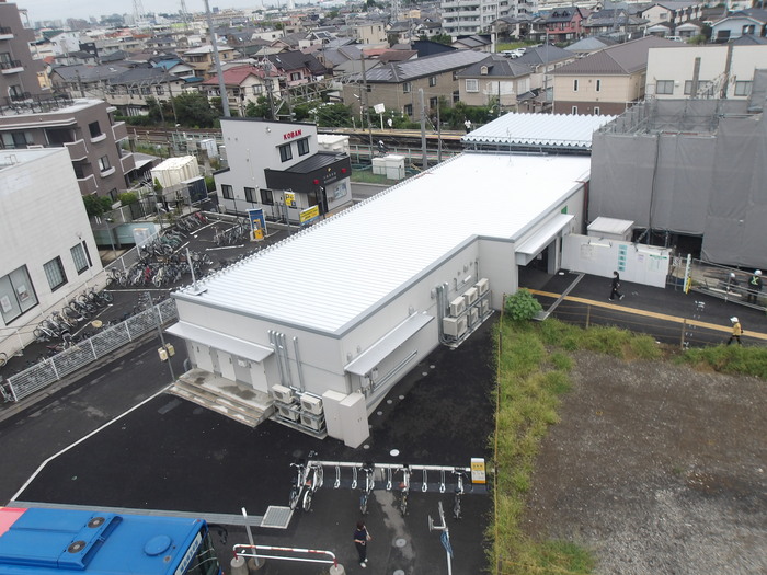 令和8年9月撮影写真その2 南口側で自由通路の外部に足場幕が張られています。