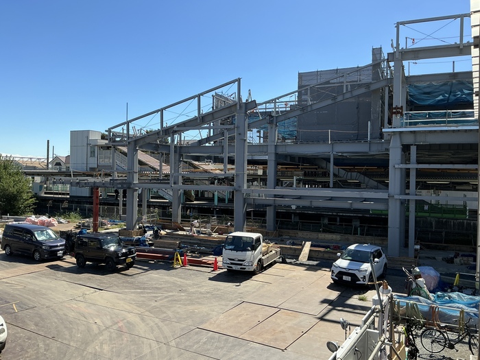 令和8年10月撮影写真その3 北口側で屋根工事が進められています。
