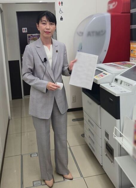 写真:証明書を取得した市長