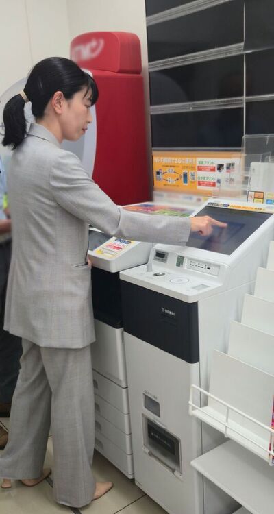 写真:市長が証明書を取得している様子