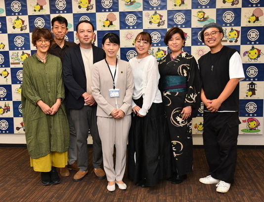 写真:小原好美様とはつかり商店街の皆様との記念撮影