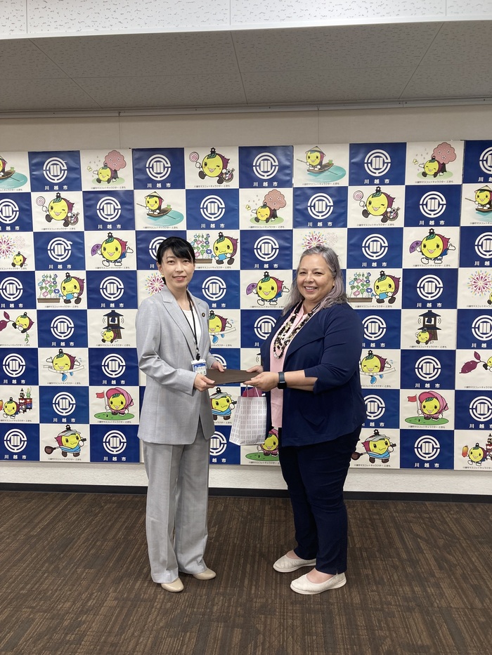 写真：Jo Kozumaさんと親書を受け取る森田市長