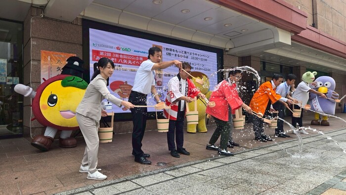 写真：丸広百貨店前での打ち水の様子