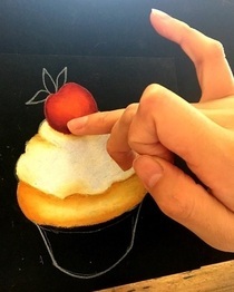 指でチョークアートを描いている写真