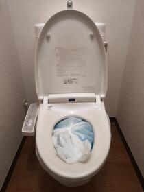 便器に水のうを設置し、便座を下ろした写真