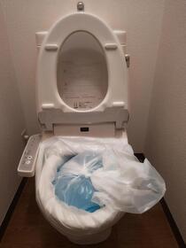 便器に水のうを設置した写真