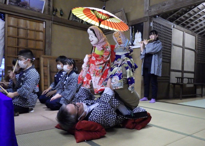 南田島の足踊りの演者を横から撮影した写真
