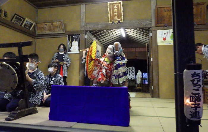 南田島の足踊りの舞台の正面からの写真