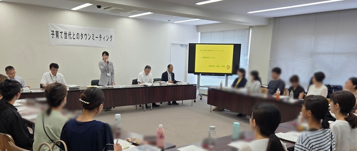 写真：子育て世代とのタウンミーティングの様子