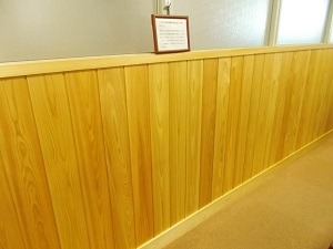 写真:来客用待合室(窓下の壁面)