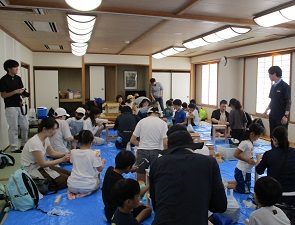 写真:木工制作体験(参加者の様子)