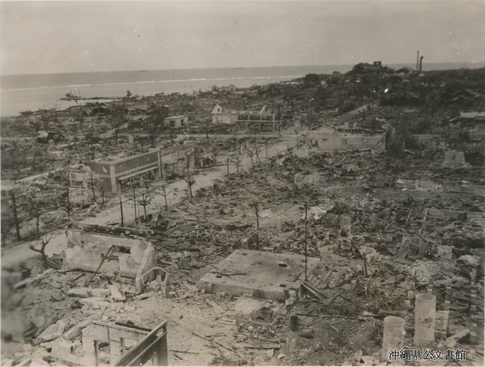 太平洋戦争当時のテニアン島への米軍の攻撃により瓦礫の山となった市街地の写真