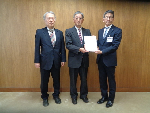 川越市上下水道事業経営審議会の会長から川越市上下水道事業管理者へ答申書の受け渡しをしている写真