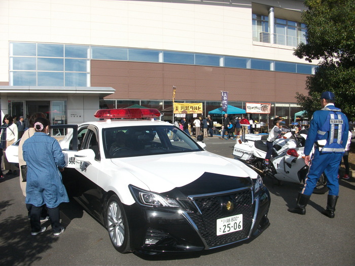 パトカーと白バイの写真