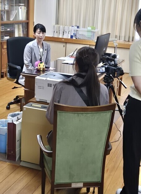 写真:市長がインタビューを受けている様子