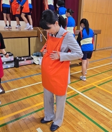 写真：市長が妊婦体験をしている様子