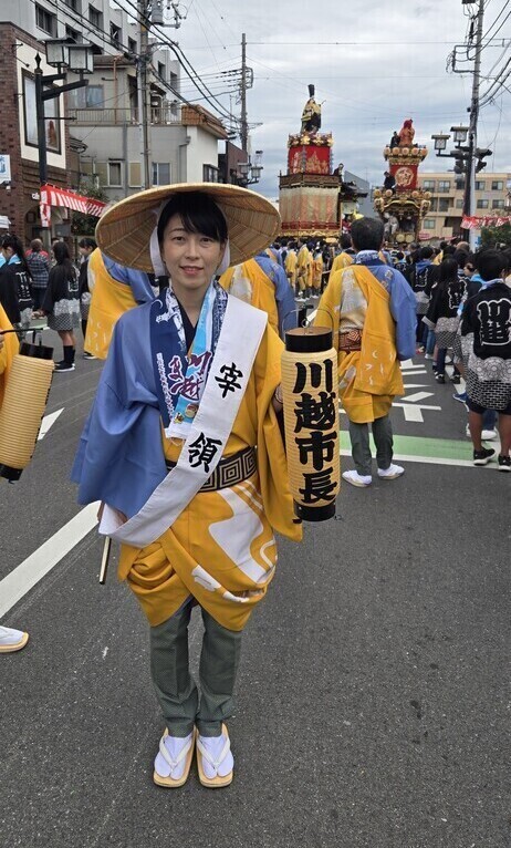 写真：山車の前での市長記念撮影