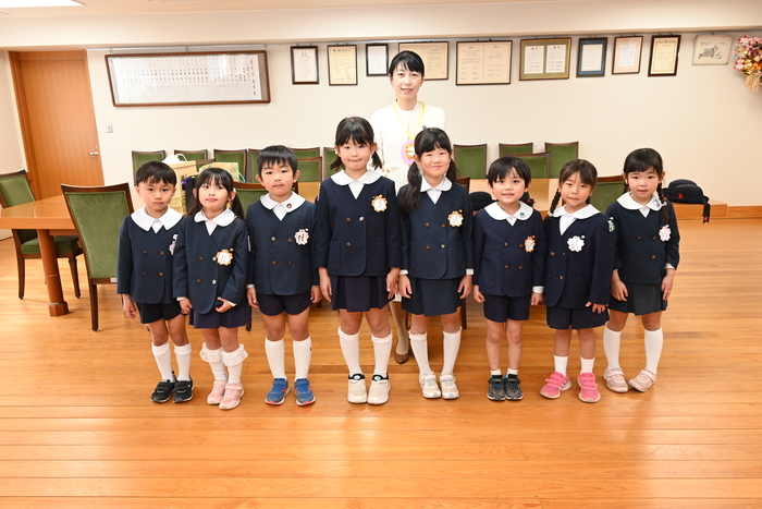 写真：川越双葉幼稚園園児と市長の記念撮影