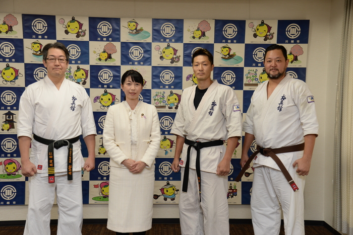 写真：極真館埼玉県西支部川越道場と市長の記念撮影